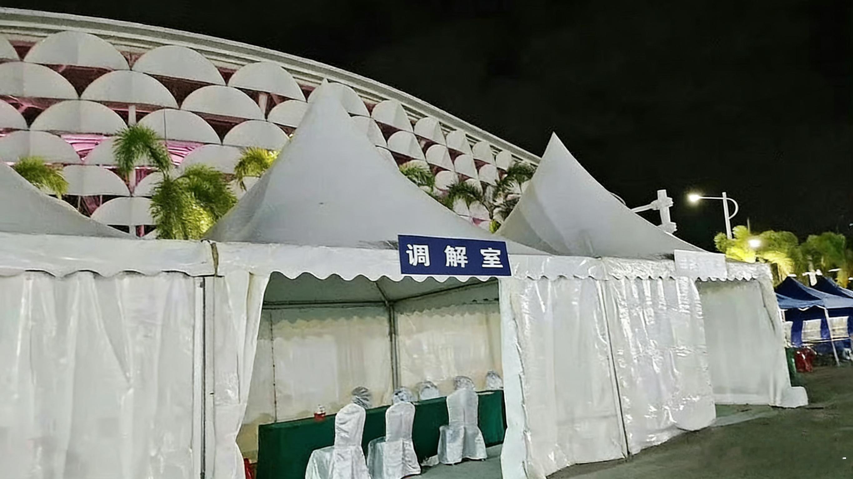 TF家族新年音乐会场外搭了一个调解室啊啊啊啊啊啊啊啊啊啊啊啊啊啊啊啊太诡异了不打