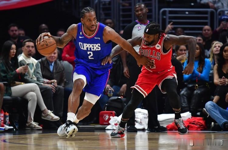 刚追上来，小卡又开始轮休了？
今天快船对阵猛龙的比赛前，莱昂纳德因右脚踝扭伤缺席