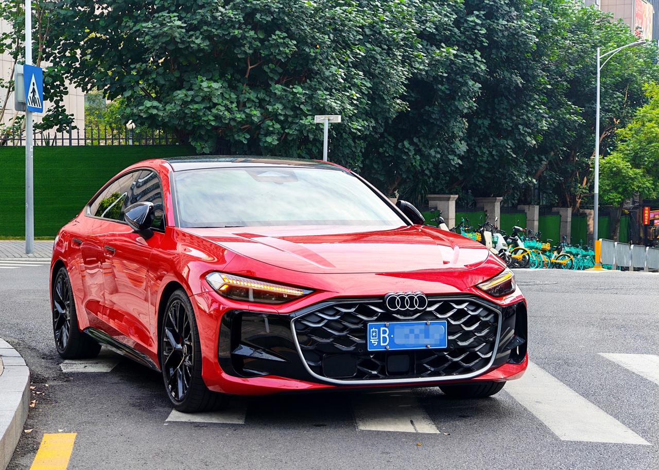 一直没空洗车，今天加油时顺便把车洗了，立马恢复全新提车时的颜值，随手街拍几张，帅