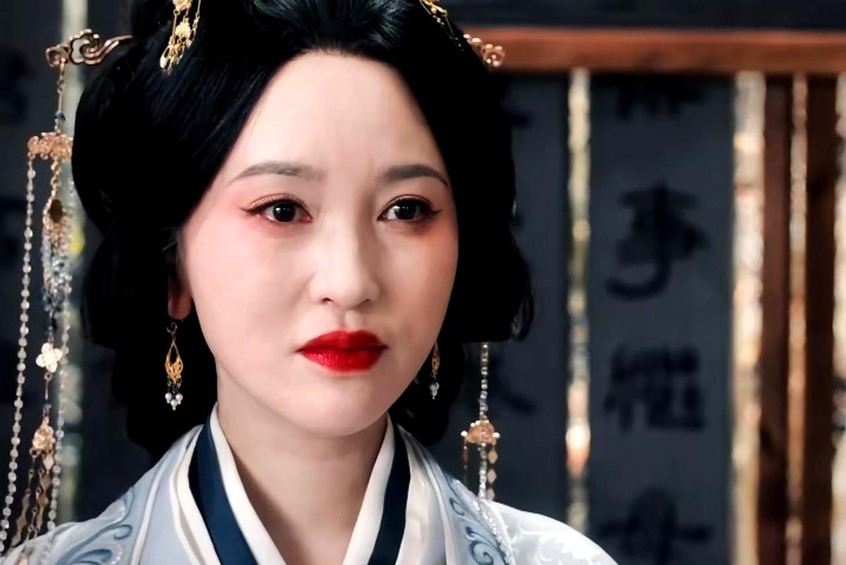何润东演父亲我不意外，
我总记得她曾在综艺里坦白拒绝了演肖战母亲的机会，就是因为