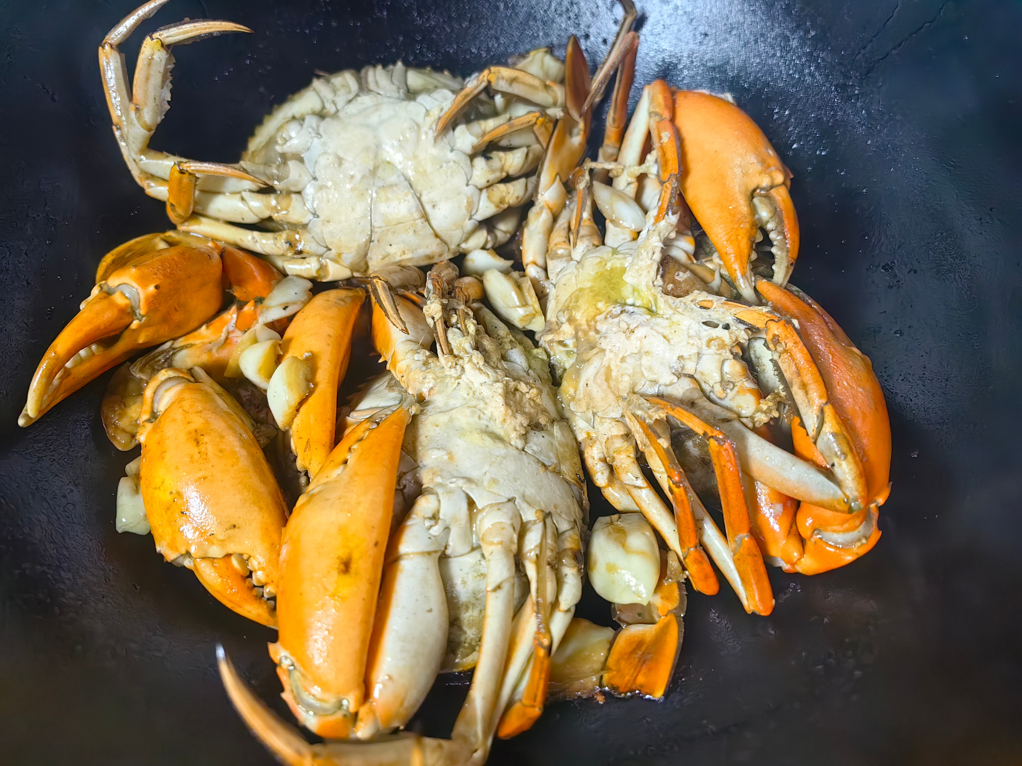 家常菜[超话] 煎膏蟹，炸鱼，茭白炒鱿鱼，煎豆腐五花肉，空心菜梗。 ​​​
