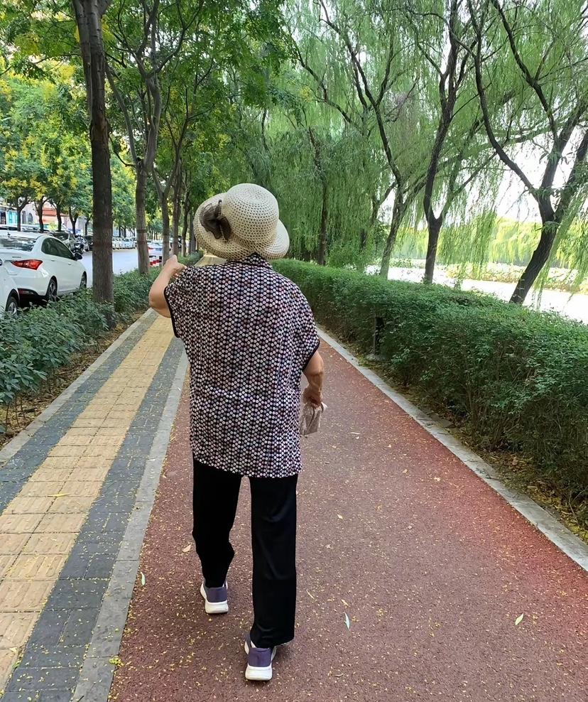 楼下张阿姨真是人间清醒

张阿姨今年69岁，老伴前年一场急病走了，给她留下60多