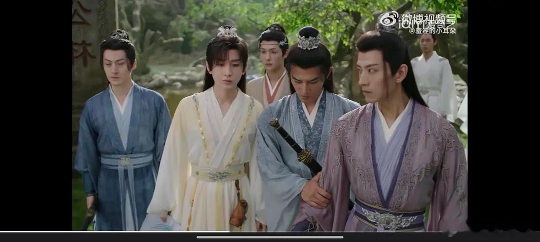 从主演到制作方没有一个看到男主手上的剧本吗？ ​​​