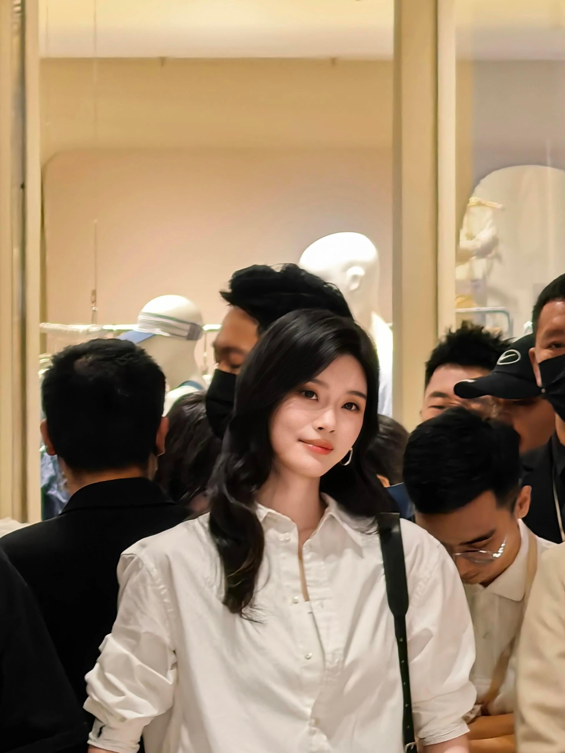 奚梦瑶真的，这肩宽真的美到爆炸了 ​​​