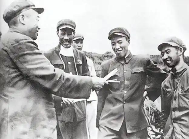 黄朝天站起身时，军装的褶皱里还嵌着华川阵地的尘土，手指关节因长久攥握步枪而泛着青