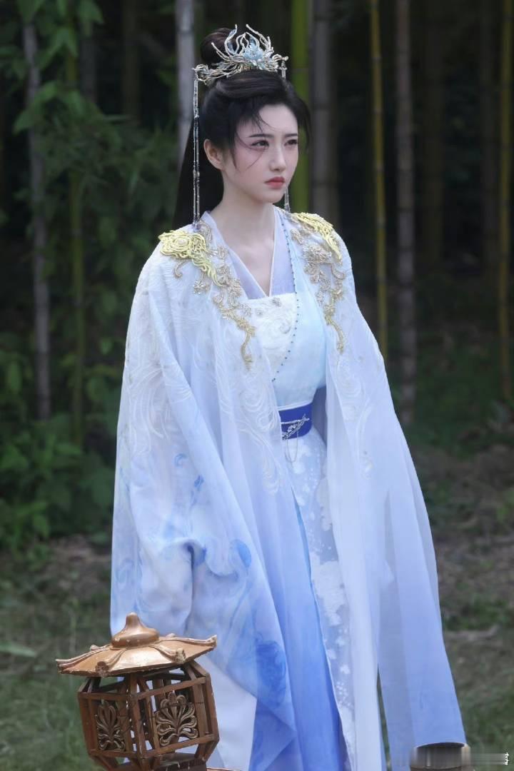 #景甜出道18年首部仙侠剧# 仙侠初体验来啦[送花花]在江湖闯关中结交好友，穿越