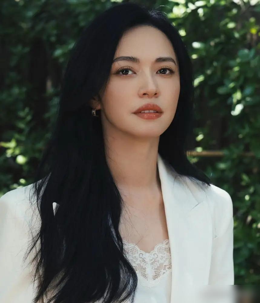 姚晨的姐弟恋，撕开了内娱的遮羞布。
 
你守在屏幕前，就为嗑一口姚晨和白宇的糖。