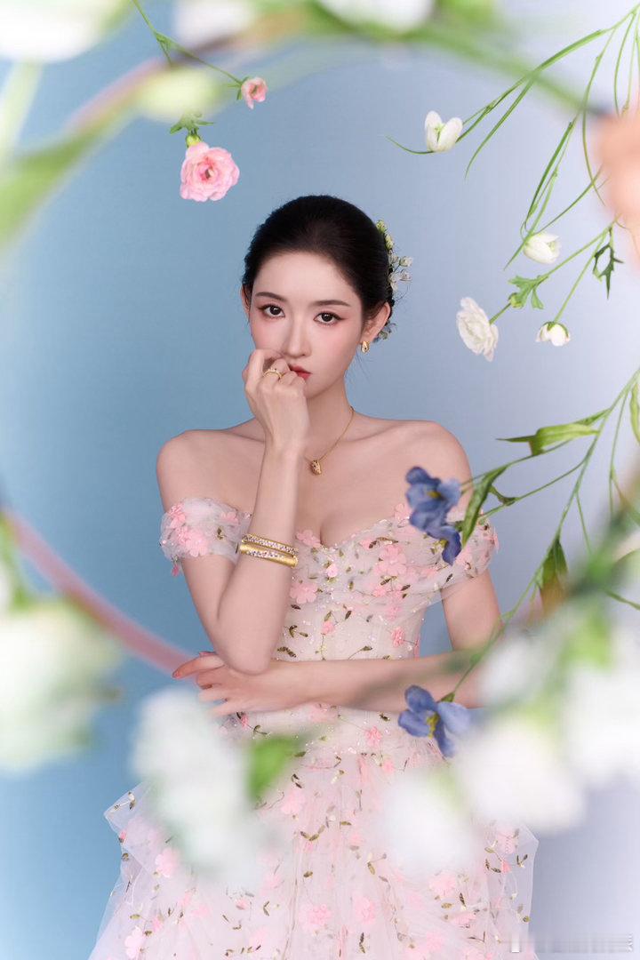 王玉雯一字肩花朵长裙王玉雯苏州活动状态 有人在苏州偶遇了她的活动现场，说本人比照