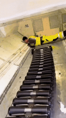 钱难挣，屎难吃
看看这活还得跪着干。