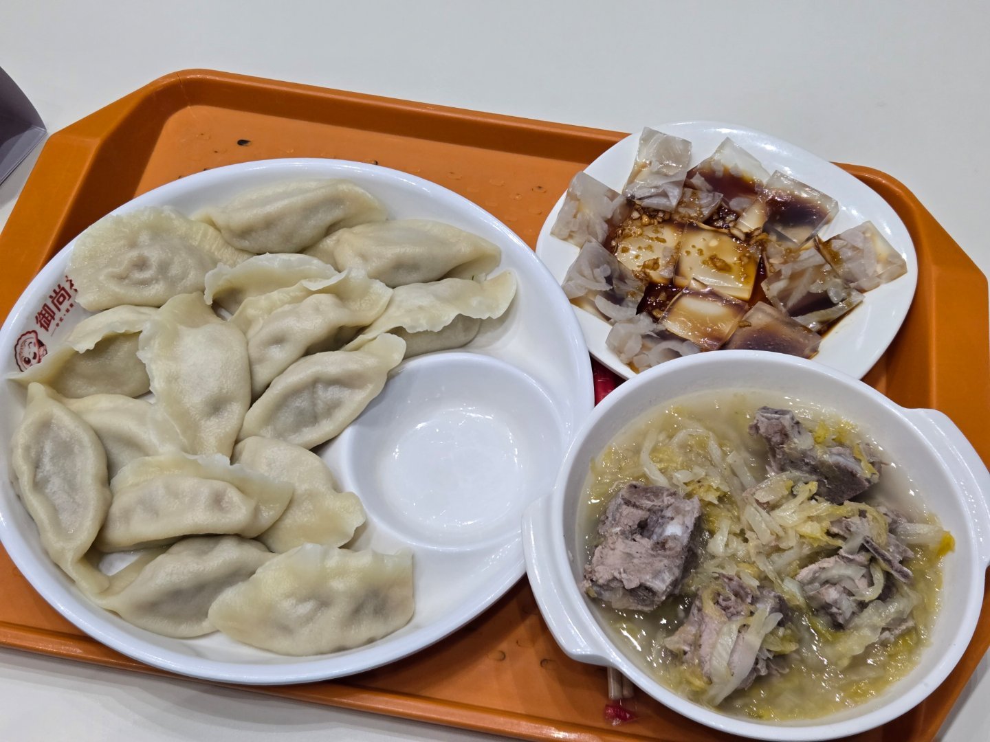 红旗的食堂吃了午饭他们问我为啥一个“南方”人吃的这么东北他们说这是过年三件套