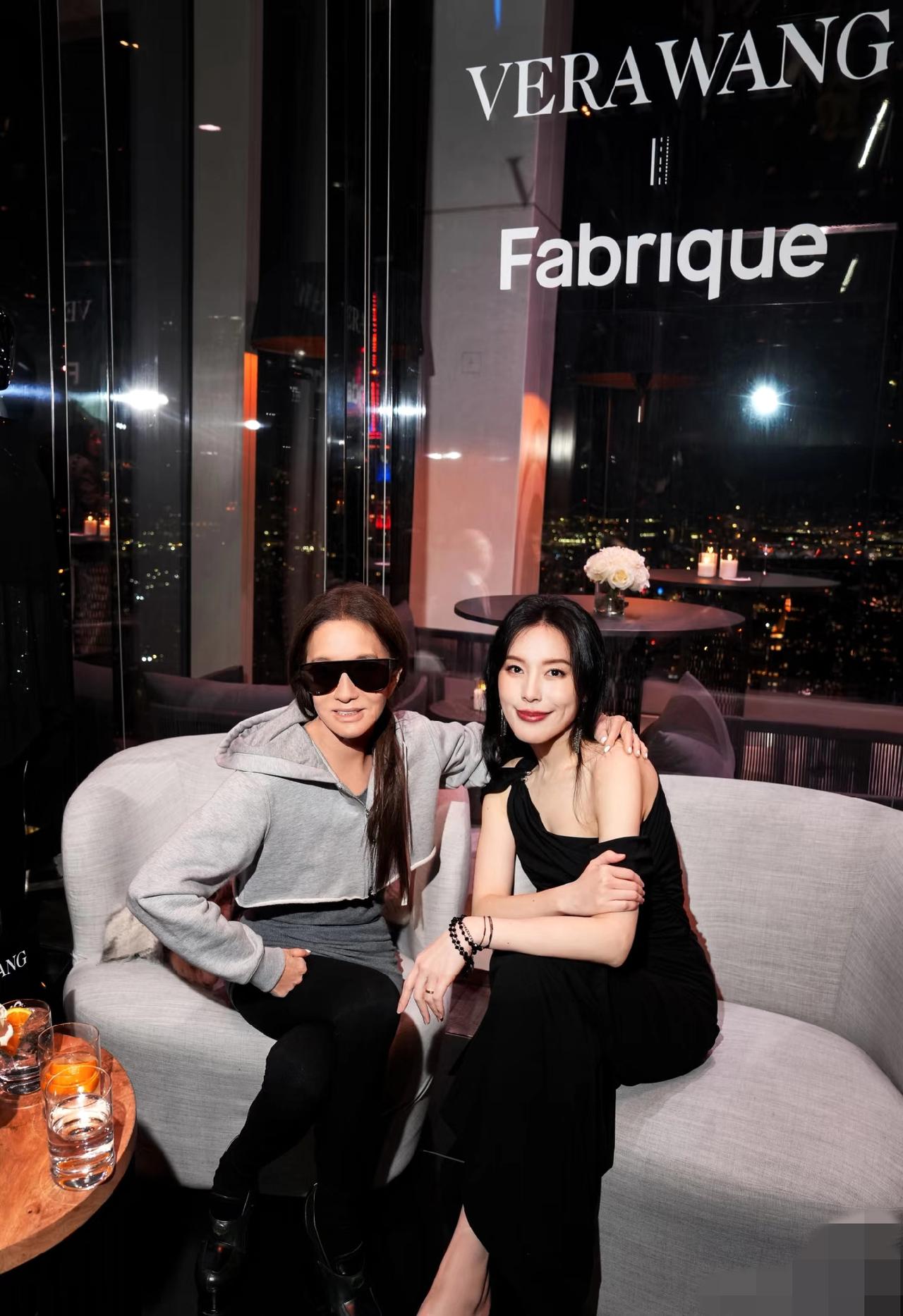 蔚来老板娘王奕芝美国与王薇薇合影，王奕芝更霸气!

3月20日，蔚来老板娘王奕芝