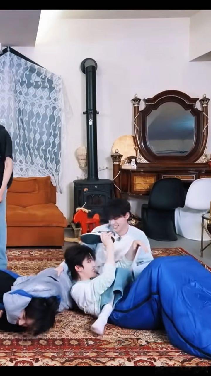 苏新皓用左航的鞋熏左航左航自己的鞋自己闻一路向海的少年 看到苏新皓扒左航鞋那一下