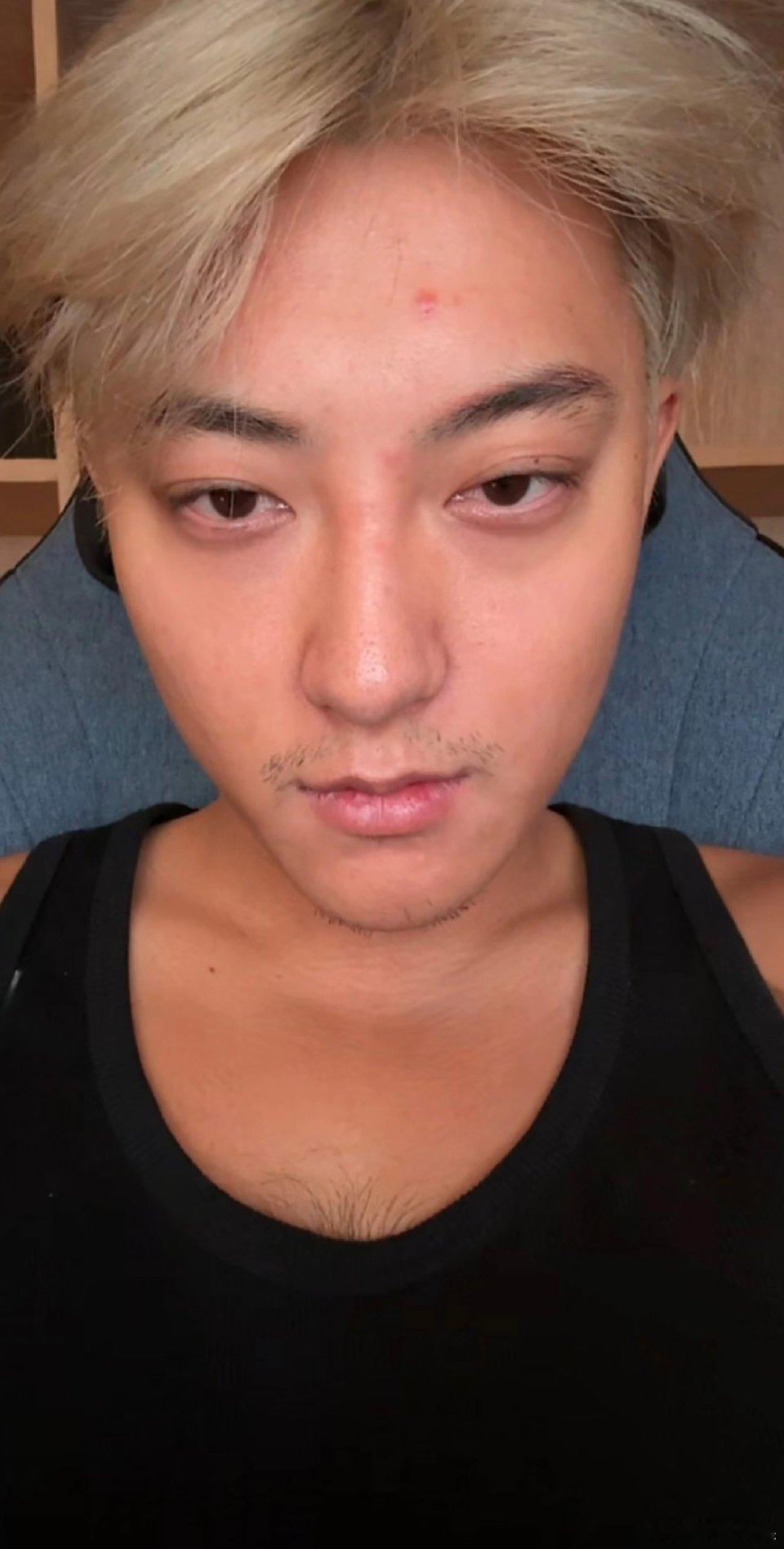 黄子韬还记得以前自己是EXO的吗黄子韬都退团多少年了，怎么还总是和EXO扯上关系