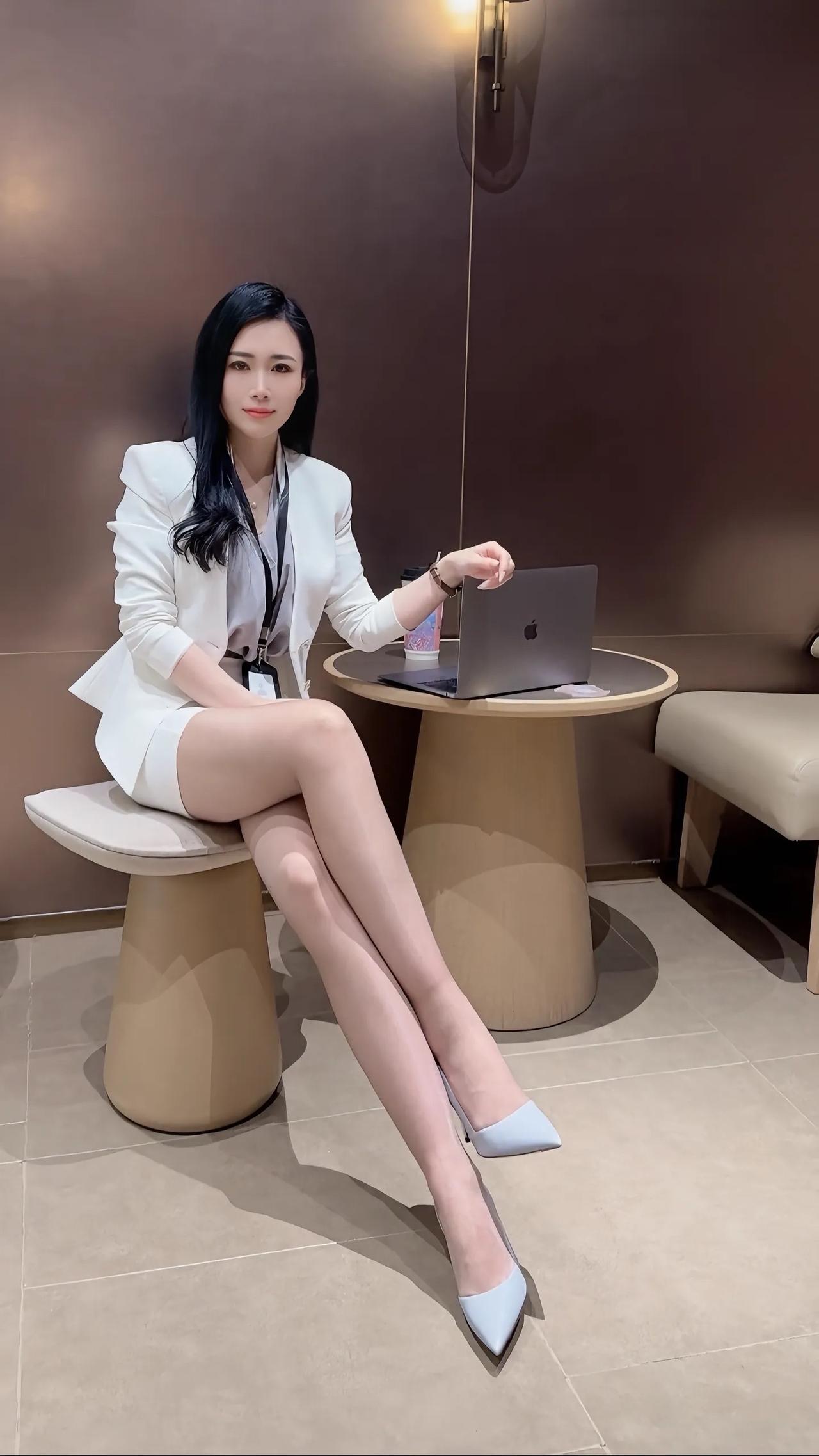 优雅职场风，自信坐享咖啡时光每日穿搭分享