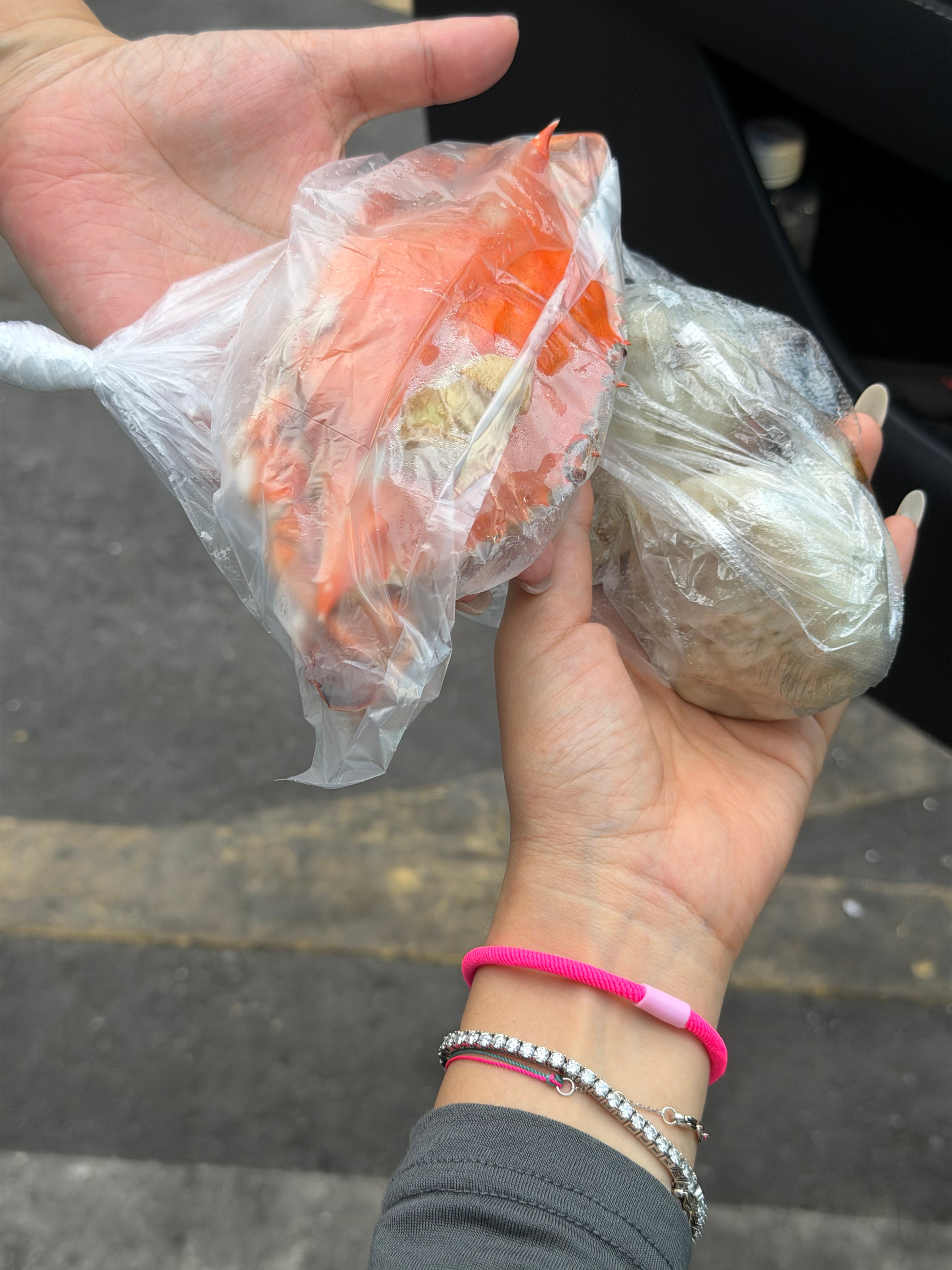 两个约好来吃小火锅的人 我给她带烧麦 她给我带螃蟹