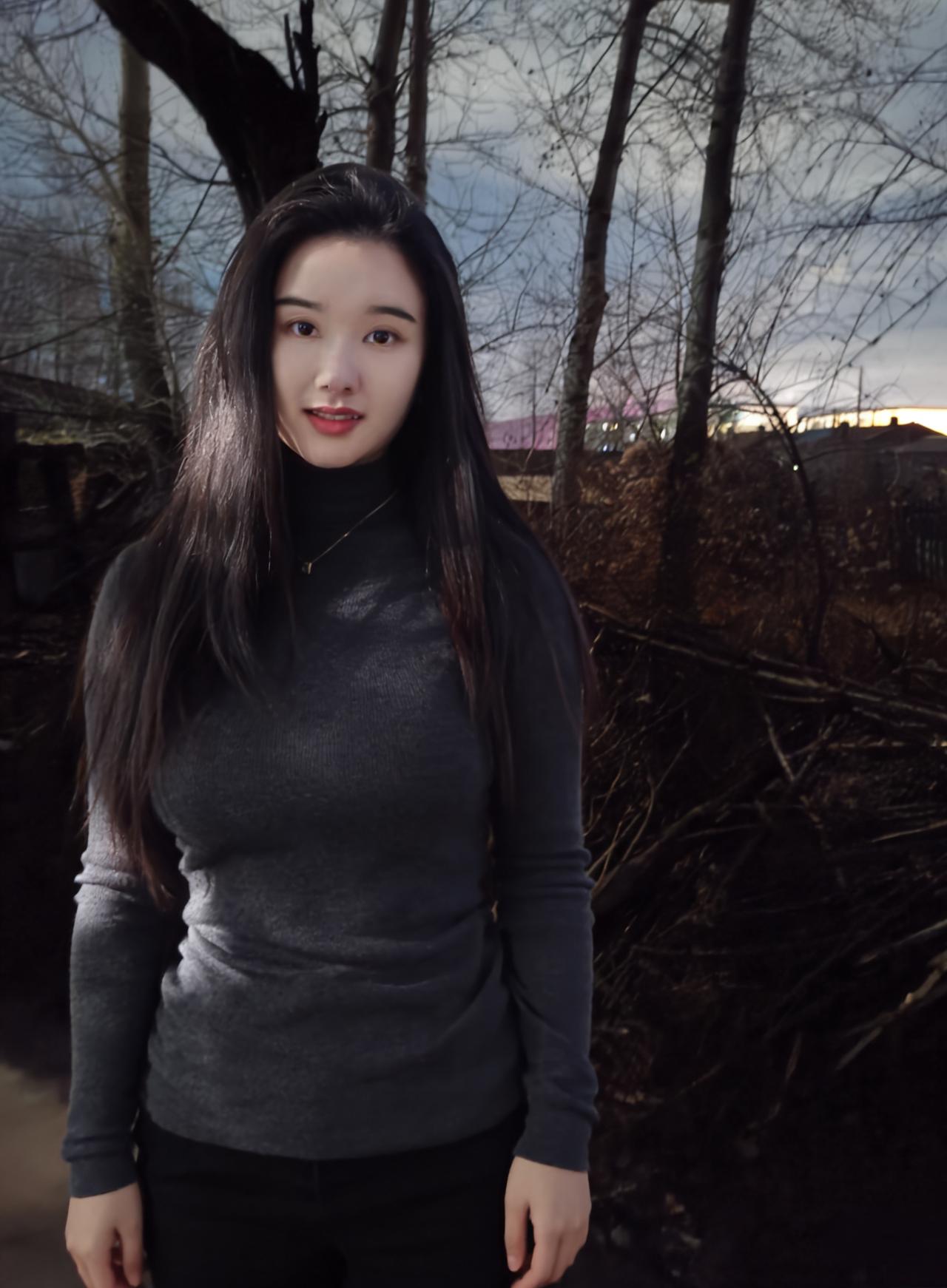 黛衣依枯树，红唇映暮天。
林风摇鬓影，翩翩月中仙。