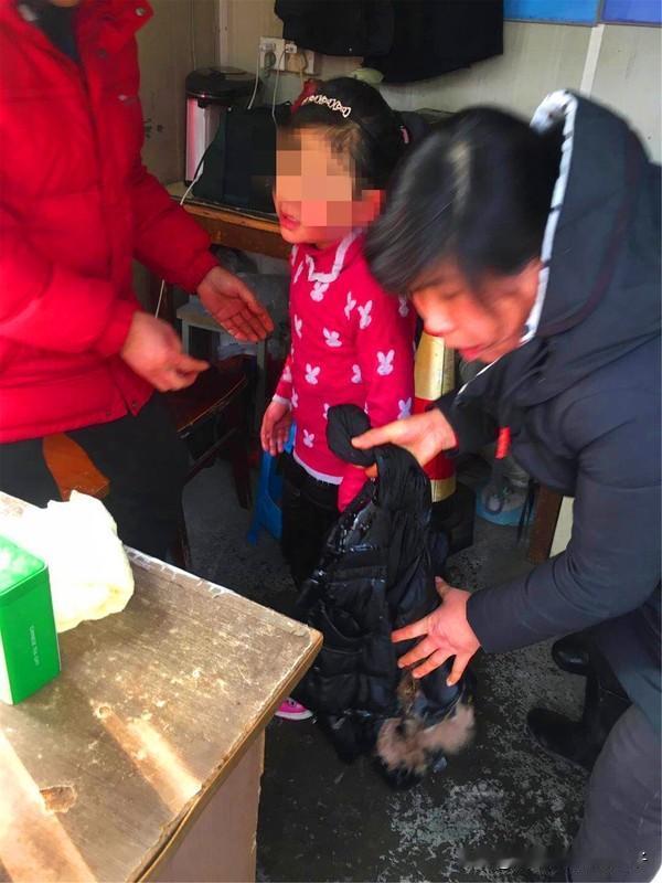 13岁女孩冰窟救男童被通报表扬 13岁女孩李佳婷冰窟救男童的事迹太让人感动了！2