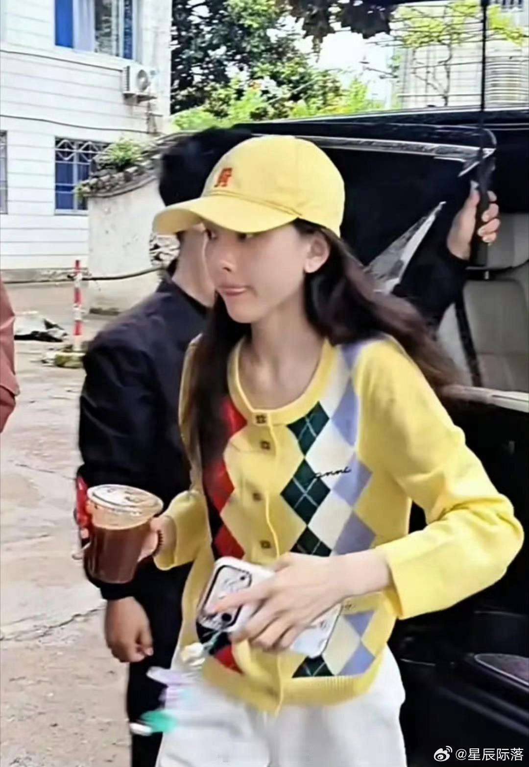 宋祖儿今日出工穿了刘宇宁的应援色 好甜 