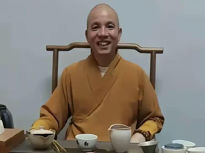 这两天洛阳信众心里空了一块。天塌般的失落，无关白马寺方丈之位更迭，只因那个总在茶
