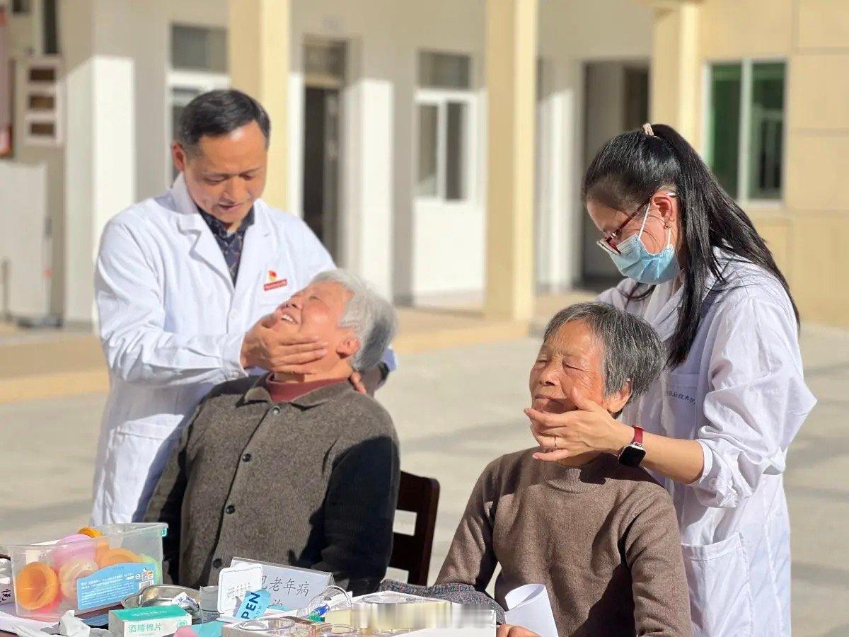 宁波高校教师进村送诊为村民送上健康大礼包 11月30日上午，宁波卫生职业技术学院