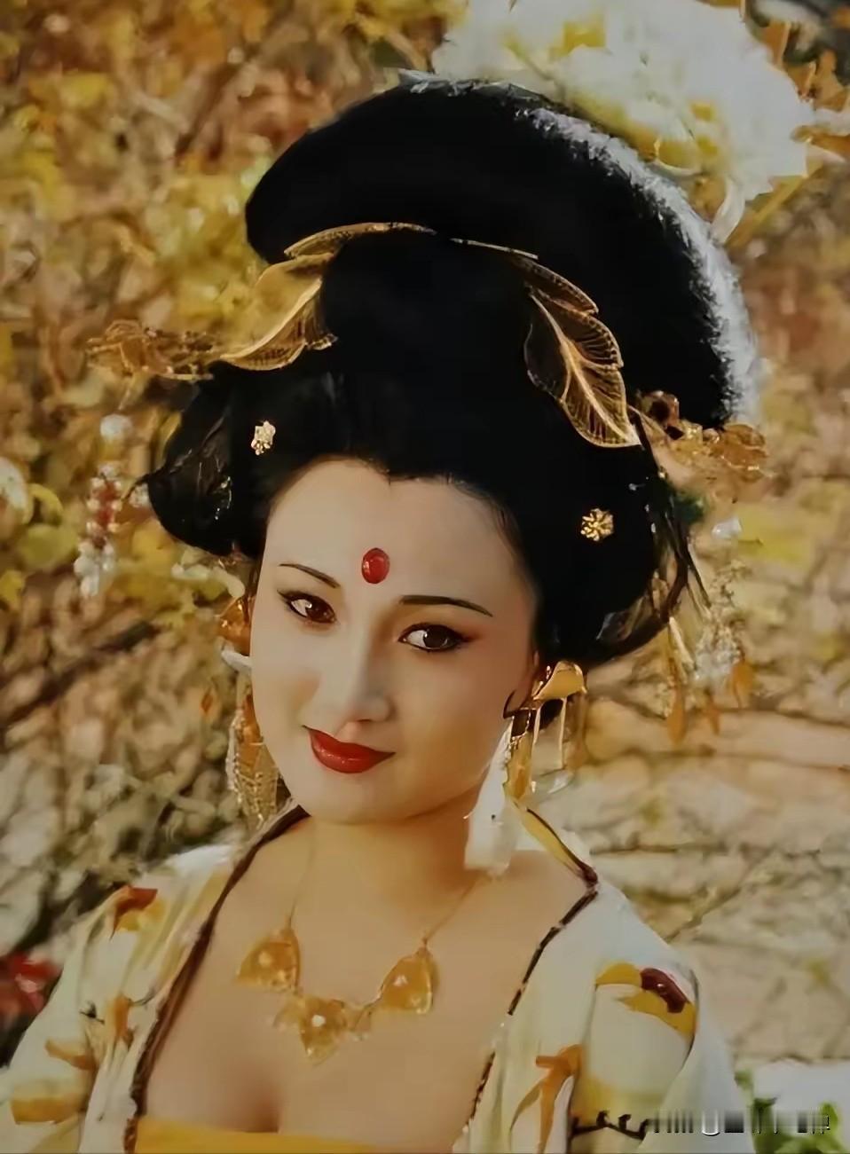 这天夜里，杨玉环被六十一岁的李隆基灌醉了，他喉结不自觉地滚动。
"玉环，再饮一杯