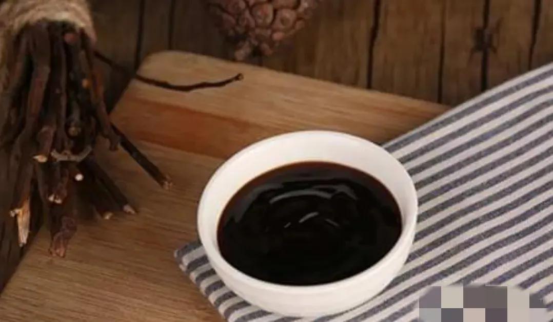 清朝时期，一个叫李锦裳的人，做菜时忘了灭火，结果熬出一锅黑色汤汁，没想到黑色汤汁