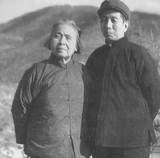 1975年，山西嶂头村，丁玲蹲完大牢发配来这儿，月钱八十。

第二天陈明背着旧帆