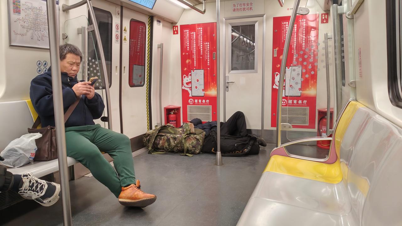 在北京地铁8号线，我就亲眼见过有乘客有座位不坐，偏躺在地面上休息睡觉。周围人都投