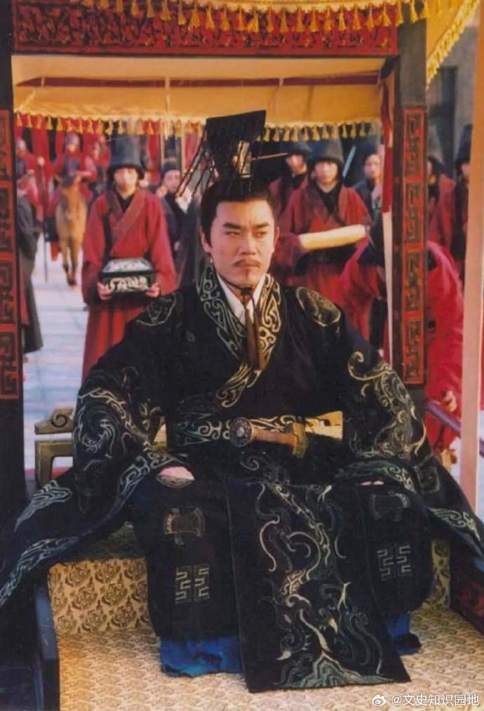 后元元年冬，甘泉宫里药味刺鼻。70岁的汉武帝刘彻，躺在锦被里喘着气。他突然睁眼，