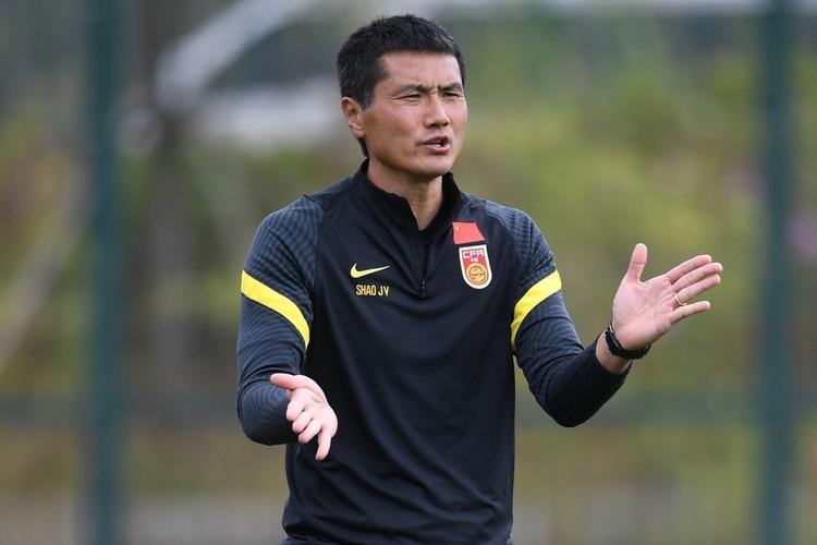 媒体人普遍不看好邵佳一能在国足成功：
李平康：“至少目前来看，中国本土教练看不到