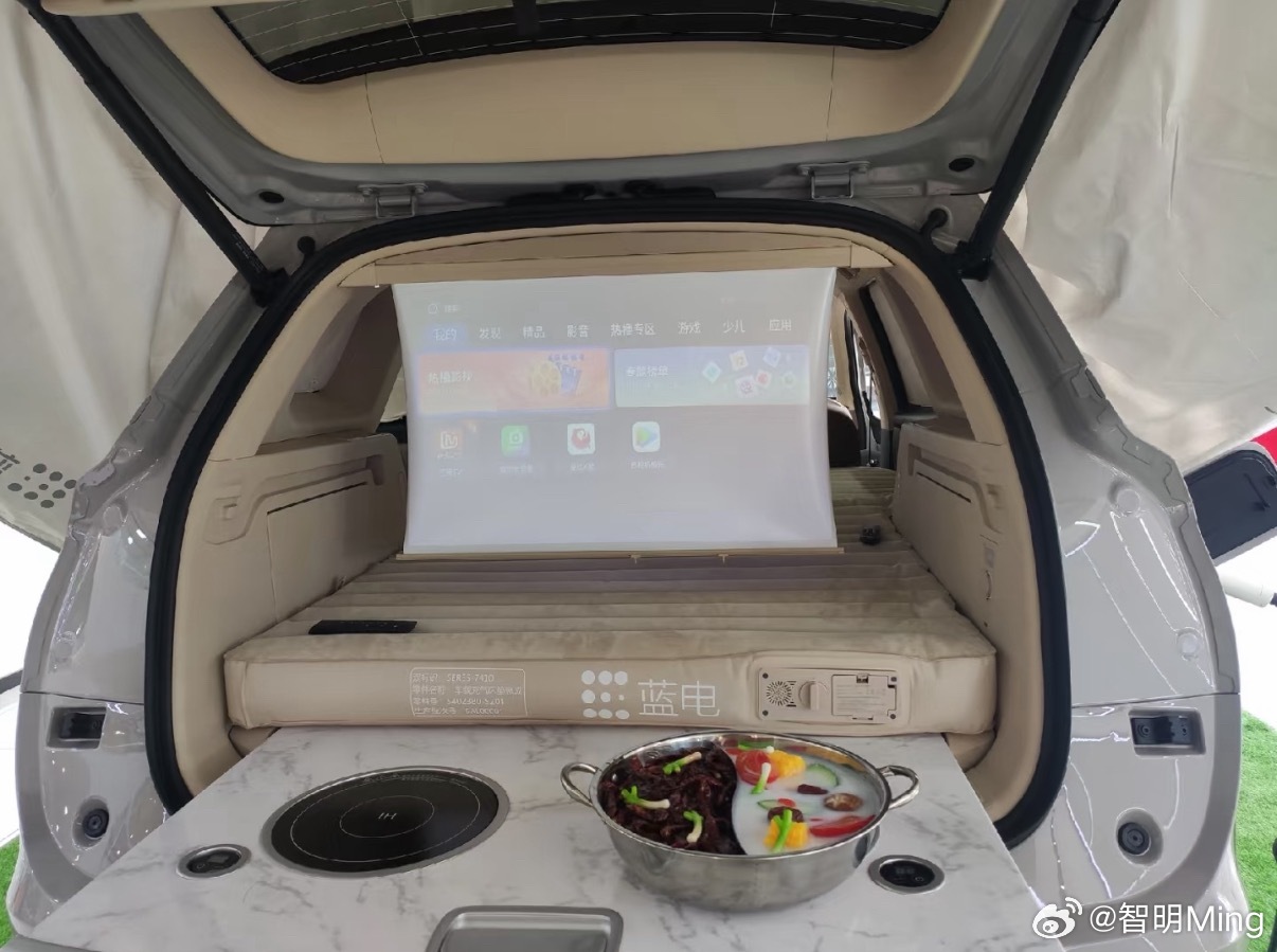 现在新能源汽车配冰箱电视大沙发已经不新奇了，这些也开始满足不了消费者们的需求。现