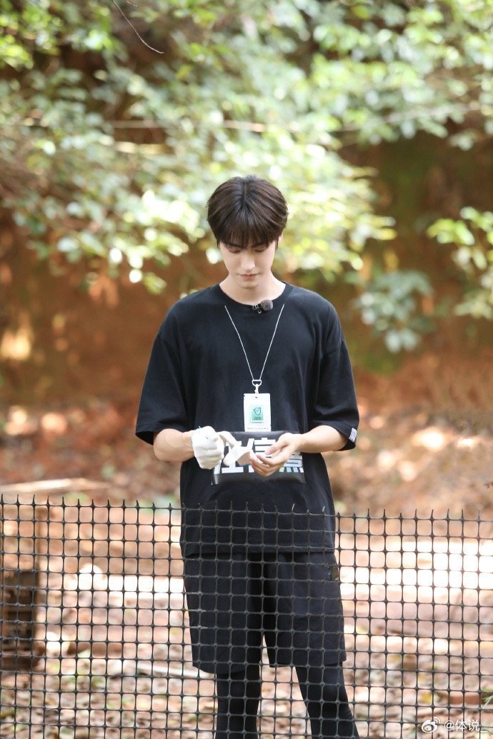 乐华饭撒交给BOYHOOD你就闹心吧乐华饭撒交BOYHOOD准闹心！他们去猪舍鸡