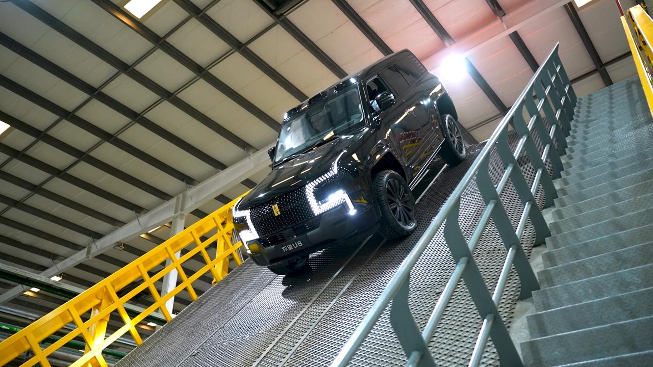 别问越野强不强，看训练场就知道有多卷。比亚迪直接把全球最难越野路段汇集在厂房内，