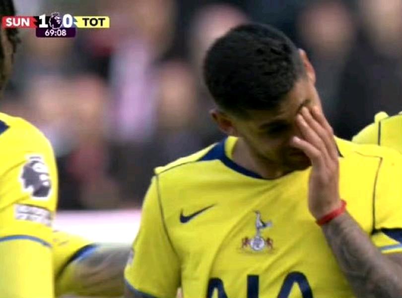 热刺0-1落后桑德兰，而且伤了两个人！回家吧热刺，这次是真可以回家了。
看着热刺