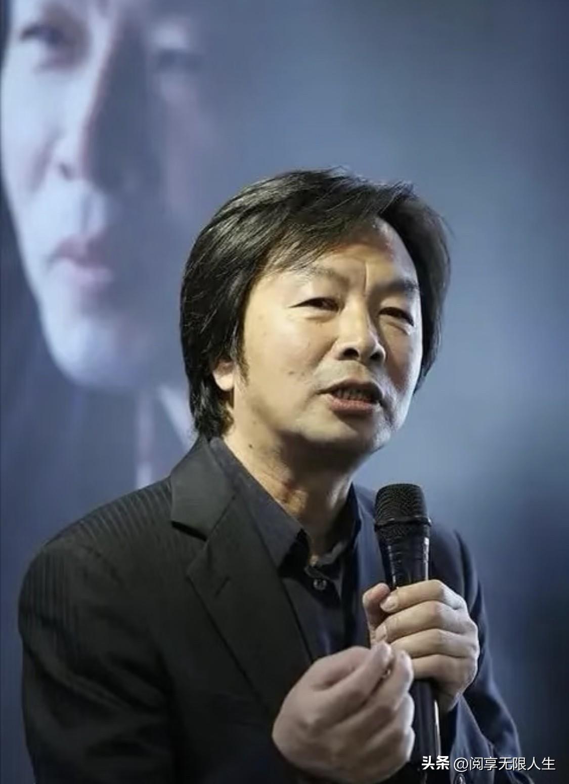 作家刘震云有一段非常通透的话：
“做人一定要记住一个原则：给任何人帮忙，都不能给