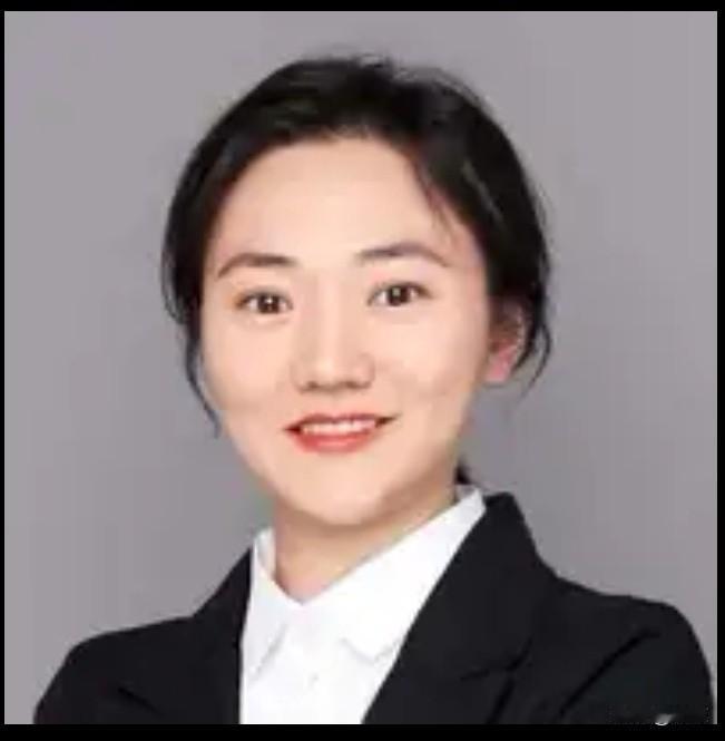 富国基金经理王园园是不是脑子有问题？
高科技涨她一直跌，这个可以理解，
今天白水