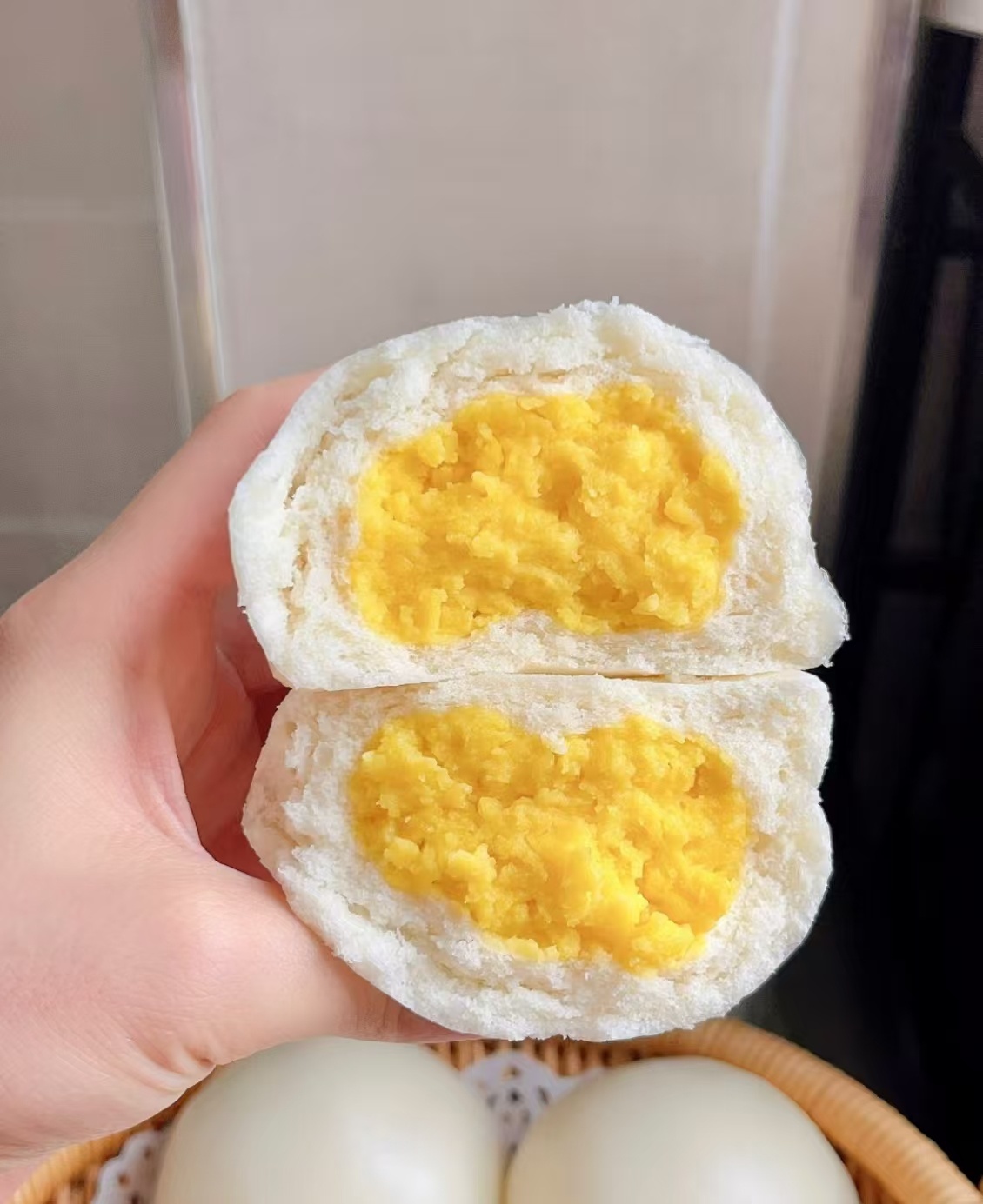 奶黄包，作为经典粤式点心，甜蜜又软糯，是每一位点心爱好者的心头好。🥢✨外皮柔软