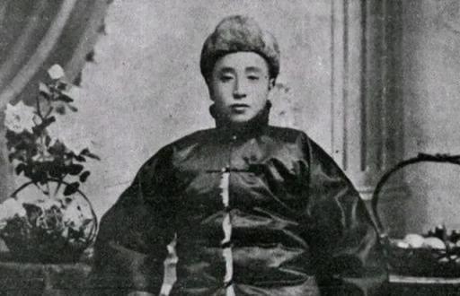 1891年，16岁的张作霖落难乞讨，孙寡妇看中了他，解开衣扣，掏出一块腰牌给他：