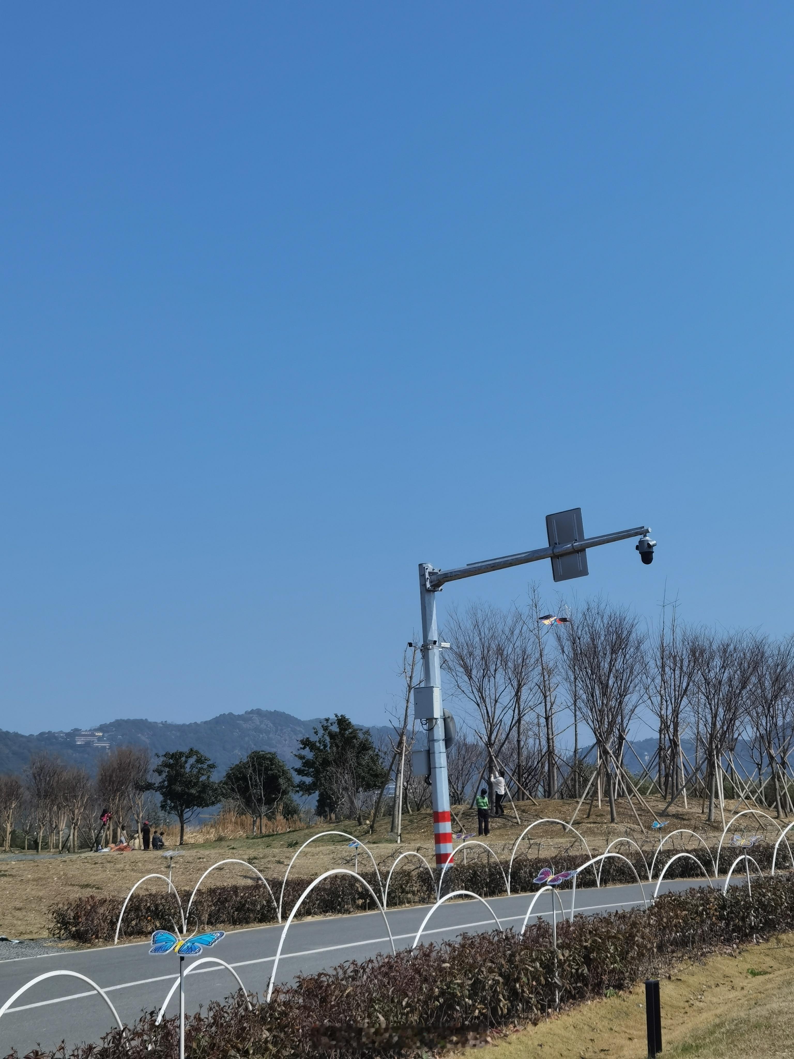 路桥飞龙湖，湖光山色，而且交通方便，来春游，野餐的人在很多。太阳太猛，我躲在树底