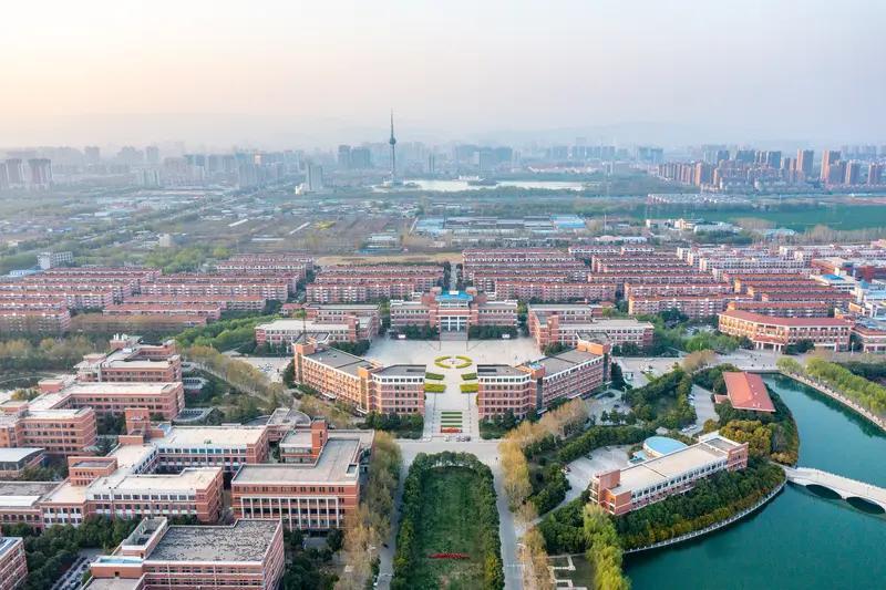 现在的校长可不都是刻板印象里那副严肃模样，有不少堪称“全网最不扫兴校长”。
河南