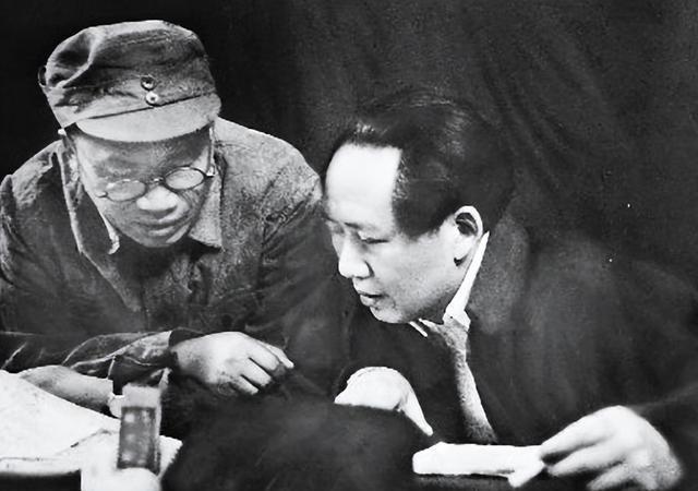 油灯昏黄，在佳县朱官寨的窑洞里摇曳，映照出毛主席深陷的双眼与浮肿的双手。手中的电