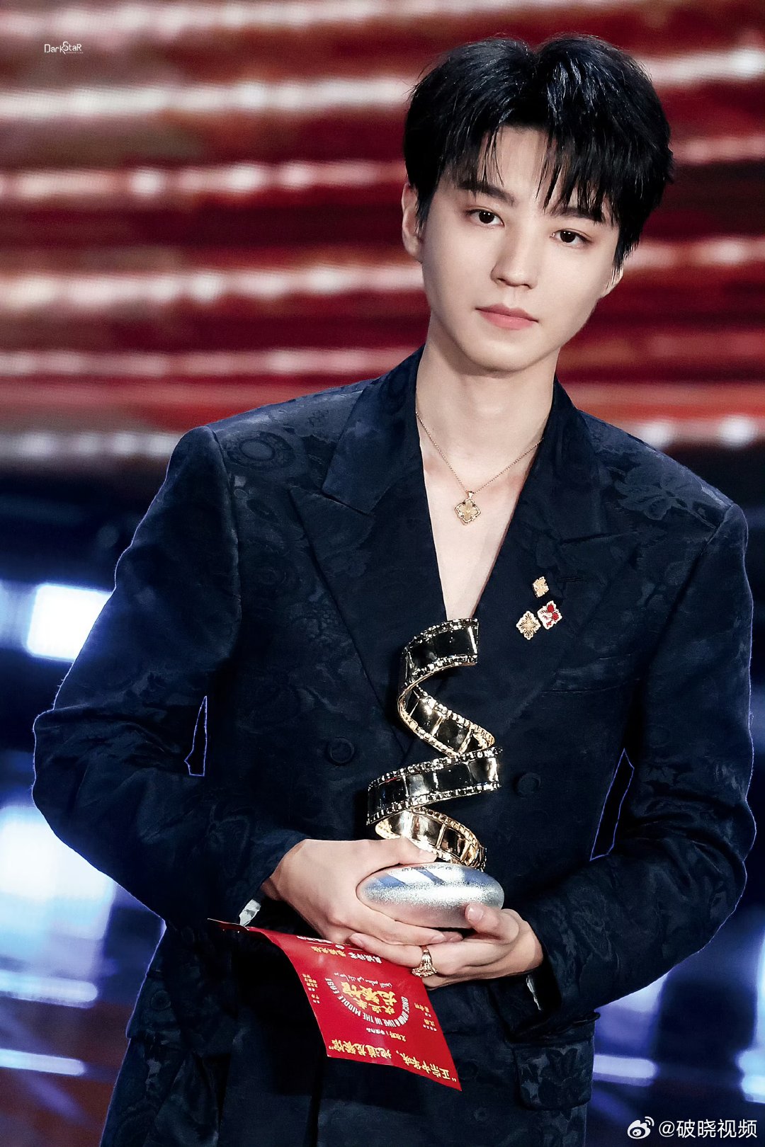 王俊凯时代峰峻初代标杆王俊凯这地位稳了 一路走来十三年，年度品质影人这份荣誉拿得