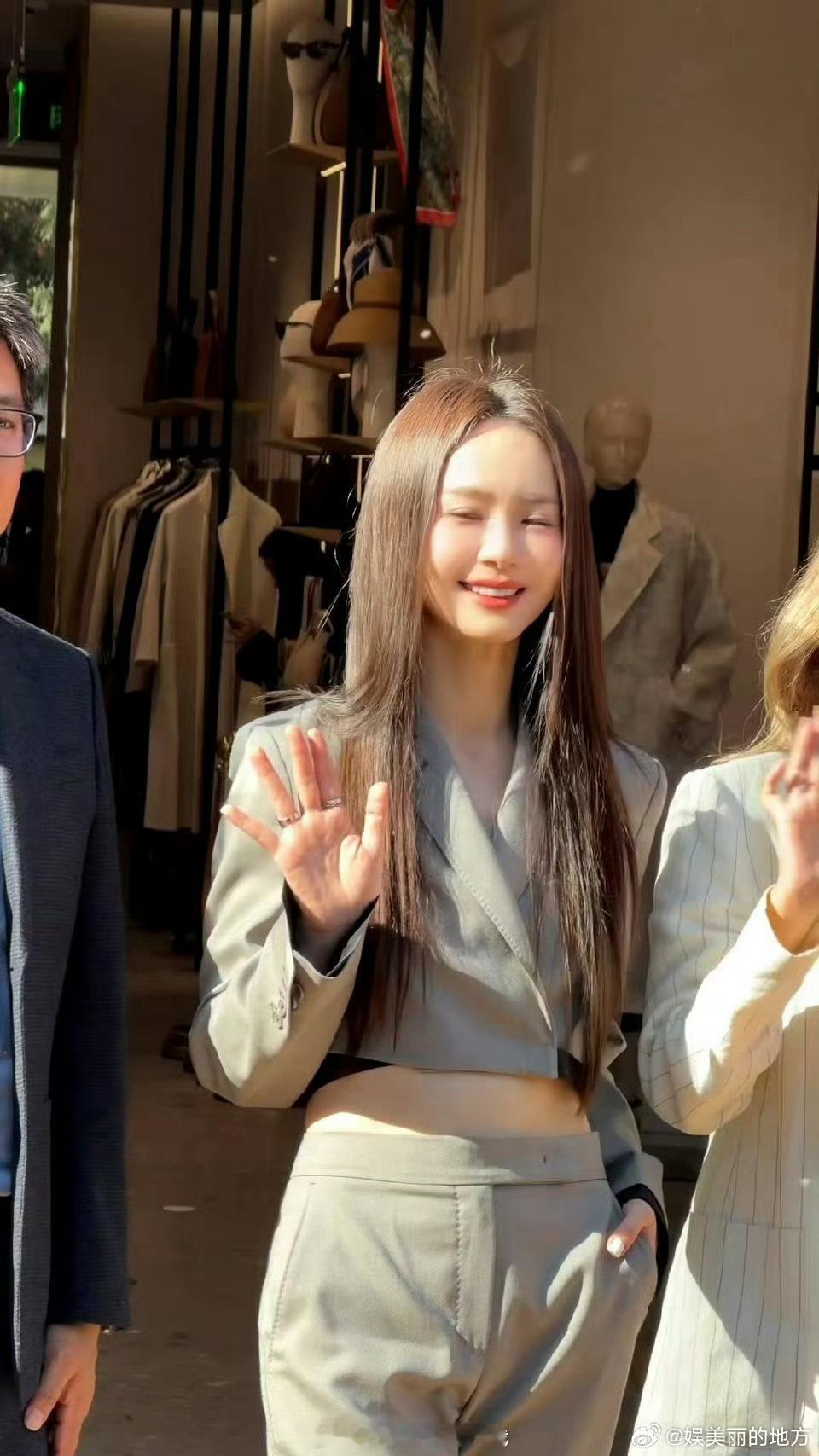 戚薇被柳絮无差别攻击戚薇被柳絮攻击了可爱名场面来袭！戚薇被柳絮包围还不忘互动，温