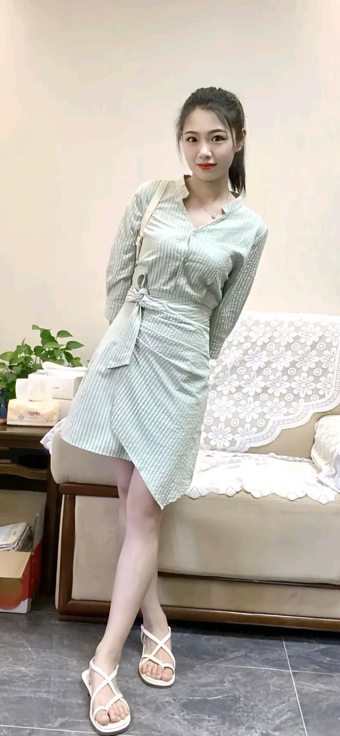 乞丐不会去妒忌一个百万富翁，但是他肯定会妒忌一个比他收入更高的乞丐。
人能允许一