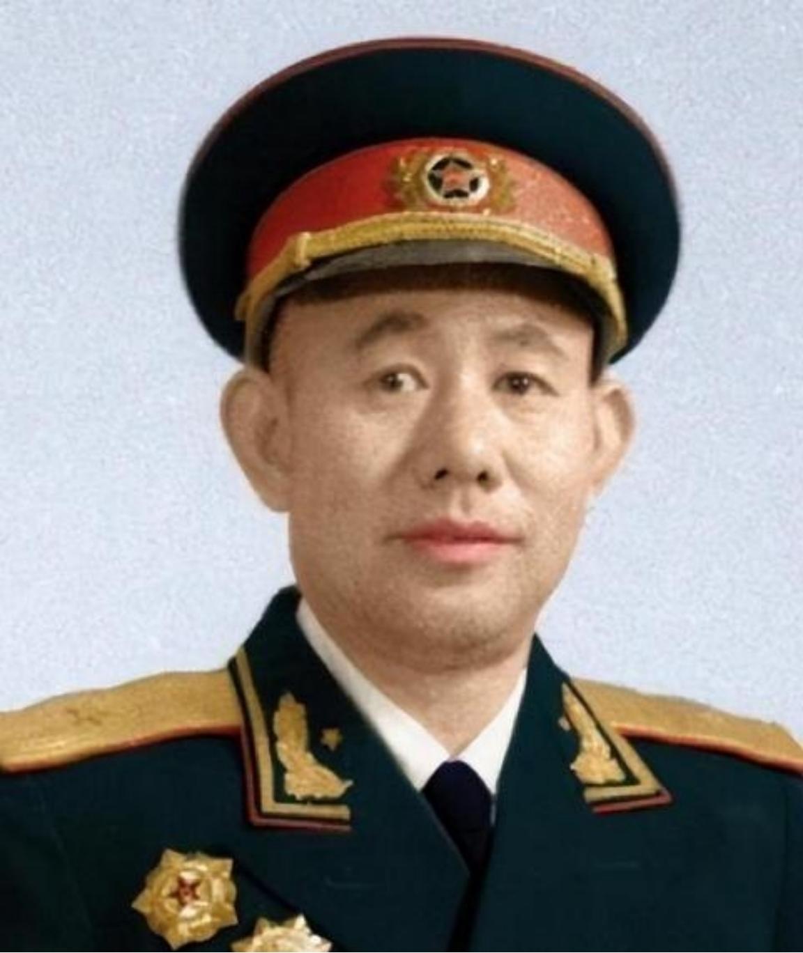 1951年，一群志愿军在撤退时，猛然发现眼前狭隘的山谷中，竟出现了成千上万个美军