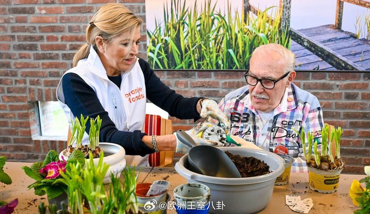 3.13 荷兰国王威廉-亚历山大、玛克西玛王后和前女王碧翠丝参与一年一度的志愿者