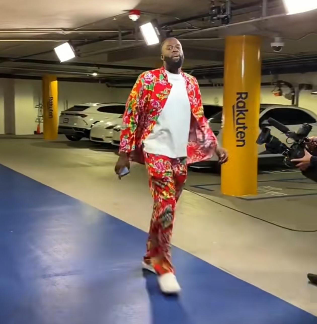 追梦格林将东北大花袄带回家了！

今天是元宵节，勇士球员追梦格林在进入球场时穿上