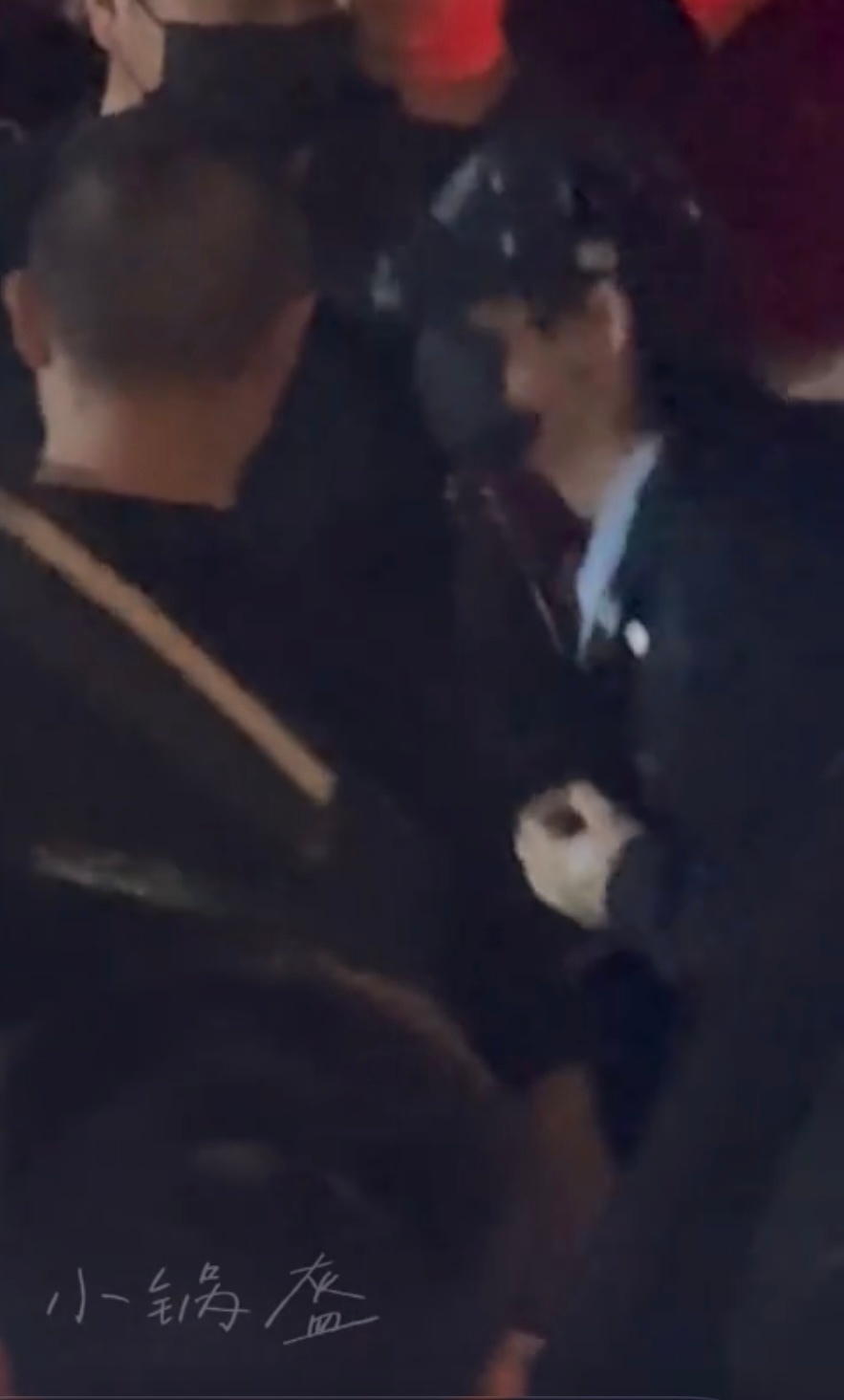 卧槽这个好明显手有绷带   还不滚出来道歉