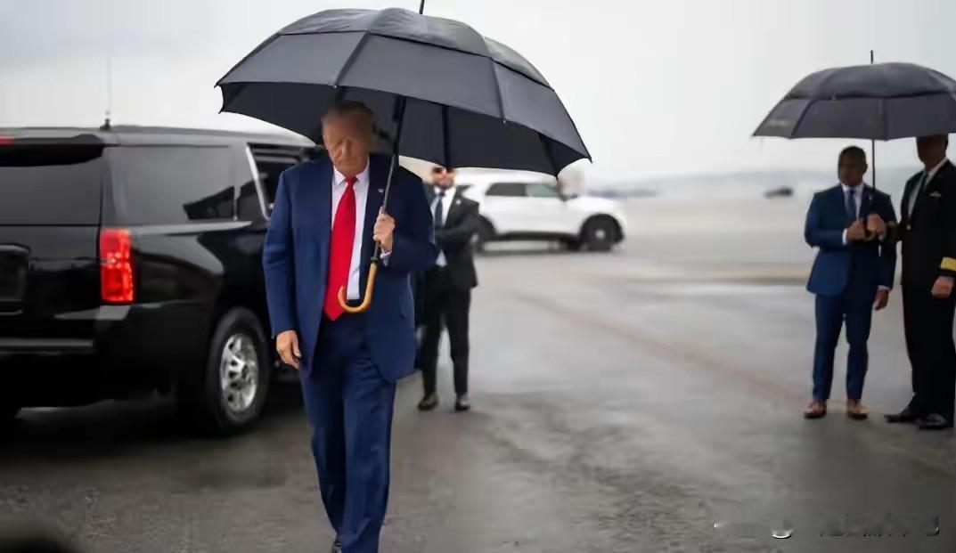 该说不说的!
特朗普怎么也是一位总统，还是一位八十岁的人，怎么可以自己打伞呢？他