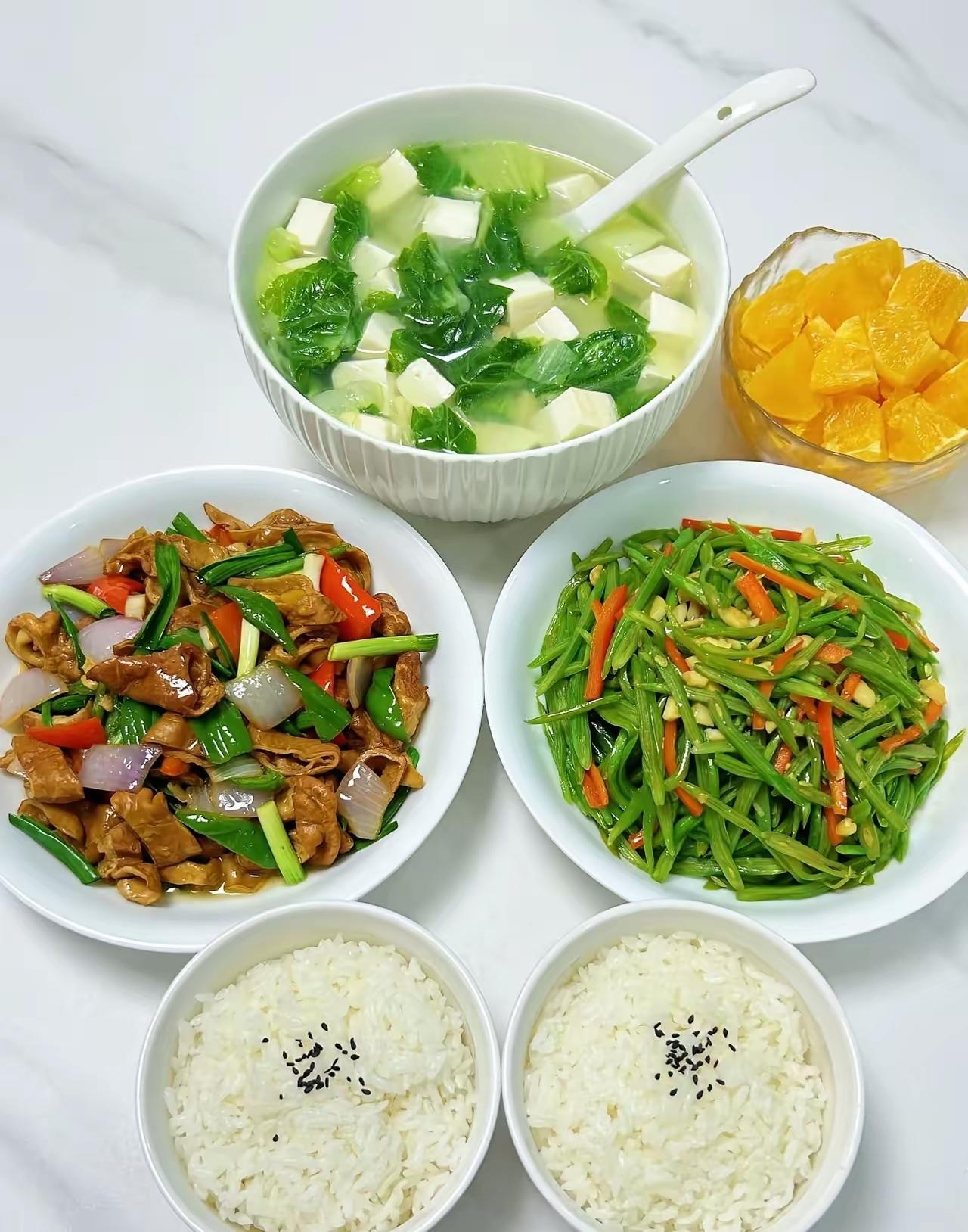 给所有不做饭的人，
一个难听但真实的话：
那个在厨房里忙活的人，
其实是在替你“